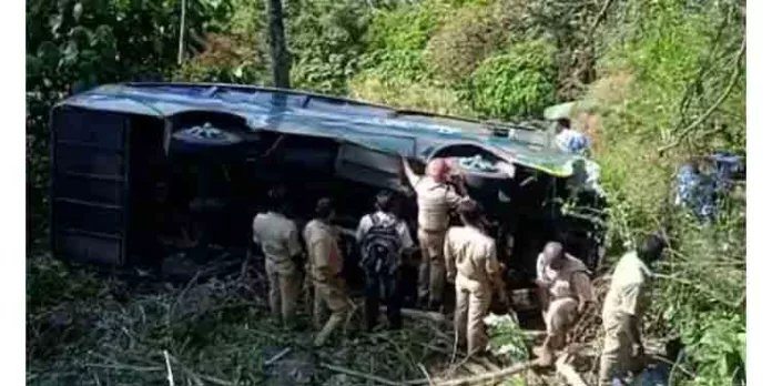 ഇടുക്കിയില് വിനോദസഞ്ചാരികളുമായി എത്തിയ വാന് കൊക്കയിലേക്ക് മറിഞ്ഞു : 21 പേര്ക്ക് പരിക്ക് ഇടുക്കിയില് വിനോദസഞ്ചാരികളുമായി എത്തിയ വാന് കൊക്കയിലേക്ക് മറിഞ്ഞു : 21 പേര്ക്ക് പരിക്ക്