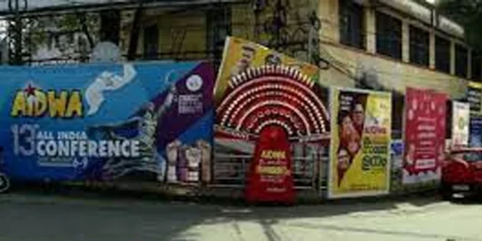 പാതയോരങ്ങളിൽ അനധികൃതമായി ബോര്ഡുകളും കൊടിതോരണങ്ങളും വെക്കരുതെന്ന ഹൈക്കോടതിയുടെ കര്ശന വിലക്കിന് പുല്ലുവില പാതയോരങ്ങളിൽ അനധികൃതമായി ബോര്ഡുകളും കൊടിതോരണങ്ങളും വെക്കരുതെന്ന ഹൈക്കോടതിയുടെ കര്ശന വിലക്കിന് പുല്ലുവില