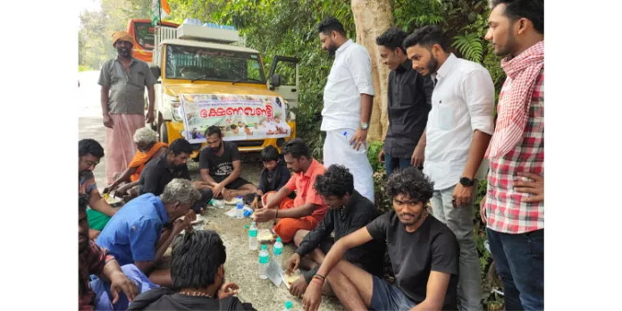 ഭക്ഷണ വണ്ടിയുമായി യൂത്ത് കോൺഗ്രസ് ഭക്ഷണ വണ്ടിയുമായി യൂത്ത് കോൺഗ്രസ്