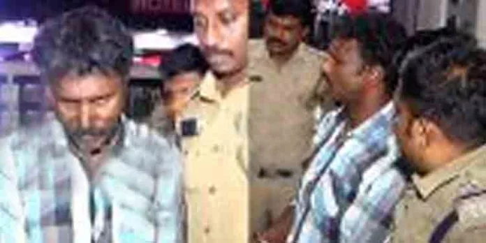 കഴുത്തുമുറിഞ്ഞ് ചോരവാർന്ന യുവതിയെ അക്രമി ബന്ധിയാക്കി; ട്രാവൽസ് ഓഫിസിൽ ജീവനക്കാരിക്കു നേരെയുണ്ടായത് മൃഗീയ അതിക്രമമെന്ന് റിപ്പോർട്ട് കഴുത്തുമുറിഞ്ഞ് ചോരവാർന്ന യുവതിയെ അക്രമി ബന്ധിയാക്കി; ട്രാവൽസ് ഓഫിസിൽ ജീവനക്കാരിക്കു നേരെയുണ്ടായത് മൃഗീയ അതിക്രമമെന്ന് റിപ്പോർട്ട്