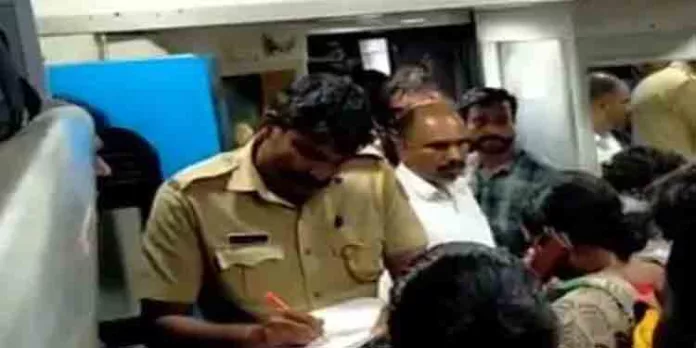 ട്രെയിനില് യാത്രക്കാര്ക്ക് ബുദ്ധിമുട്ടുണ്ടാക്കിയ വനിത ഡോക്ടറെ അറസ്റ്റ് ചെയ്തു ട്രെയിനില് യാത്രക്കാര്ക്ക് ബുദ്ധിമുട്ടുണ്ടാക്കിയ വനിത ഡോക്ടറെ അറസ്റ്റ് ചെയ്തു