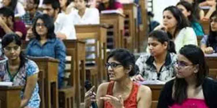 യുകെയിലേക്ക് പറക്കാന് കൊതിക്കുന്ന വിദ്യാര്ത്ഥികള്ക്ക് തിരിച്ചടി, കടുത്ത നിയന്ത്രണങ്ങള് കൊണ്ടുവരാന് നീക്കം യുകെയിലേക്ക് പറക്കാന് കൊതിക്കുന്ന വിദ്യാര്ത്ഥികള്ക്ക് തിരിച്ചടി, കടുത്ത നിയന്ത്രണങ്ങള് കൊണ്ടുവരാന് നീക്കം