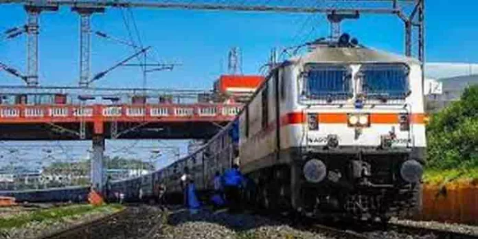 കേരളത്തില് ട്രെയിനുകളുടെ വേഗത മണിക്കൂറില് 160 കിലോമീറ്റര് ആയി ഉയര്ത്താന് റെയില്വേ നടപടി തുടങ്ങി കേരളത്തില് ട്രെയിനുകളുടെ വേഗത മണിക്കൂറില് 160 കിലോമീറ്റര് ആയി ഉയര്ത്താന് റെയില്വേ നടപടി തുടങ്ങി