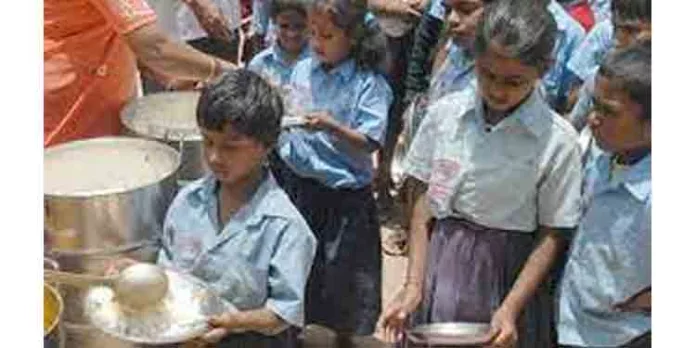 തുക വര്ധിപ്പിച്ചില്ല ; സ്കൂള് കുട്ടികളുടെ ഉച്ചക്കഞ്ഞി പദ്ധതി താളം തെറ്റും തുക വര്ധിപ്പിച്ചില്ല ; സ്കൂള് കുട്ടികളുടെ ഉച്ചക്കഞ്ഞി പദ്ധതി താളം തെറ്റും