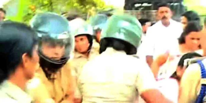 ആലപ്പുഴ എസ്പി ഓഫീസിലേക്ക് മഹിളാ കോണ്ഗ്രസ് നടത്തിയ മാര്ച്ചില് സംഘര്ഷം ആലപ്പുഴ എസ്പി ഓഫീസിലേക്ക് മഹിളാ കോണ്ഗ്രസ് നടത്തിയ മാര്ച്ചില് സംഘര്ഷം