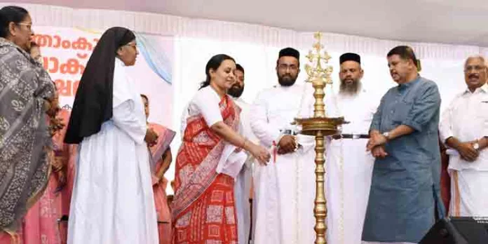 പ്രകൃതിയുടെ പ്രതികൂല സാഹചര്യങ്ങളെ നവീകരിക്കുന്നതിൽ സ്ത്രീകൾക്ക് വളരെയധികം പങ്ക് വഹിക്കാൻ കഴിയുo : വീണ ജോർജ്ജ് പ്രകൃതിയുടെ പ്രതികൂല സാഹചര്യങ്ങളെ നവീകരിക്കുന്നതിൽ സ്ത്രീകൾക്ക് വളരെയധികം പങ്ക് വഹിക്കാൻ കഴിയുo : വീണ ജോർജ്ജ്