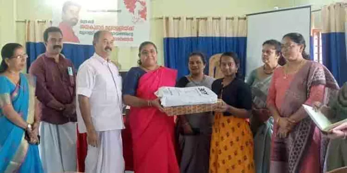 കുട്ടികൾക്ക് ലാപ്ടോപ്പ് വിതരണം നടത്തി കുട്ടികൾക്ക് ലാപ്ടോപ്പ് വിതരണം നടത്തി