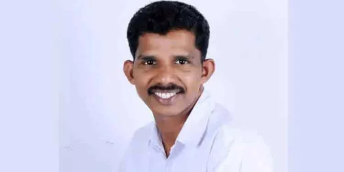 മോക്ഡ്രില്ലിനിടെ വിദ്യാർത്ഥിയെ പീഡിപ്പിച്ച കേസിൽ പ്രതിയായ പഞ്ചായത്ത് അംഗം കീഴടങ്ങി മോക്ഡ്രില്ലിനിടെ വിദ്യാർത്ഥിയെ പീഡിപ്പിച്ച കേസിൽ പ്രതിയായ പഞ്ചായത്ത് അംഗം കീഴടങ്ങി