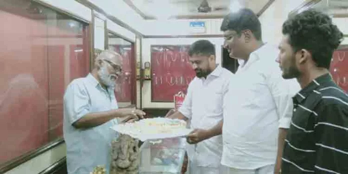 ഭാരത് ജോഡോ സമാപനാഘോഷത്തിൻ്റെ ഭാഗമായി യൂത്ത് കോൺഗ്രസ് നേതൃത്വത്തിൽ മധുരം വിതരണം ചെയ്തു ഭാരത് ജോഡോ സമാപനാഘോഷത്തിൻ്റെ ഭാഗമായി യൂത്ത് കോൺഗ്രസ് നേതൃത്വത്തിൽ മധുരം വിതരണം ചെയ്തു