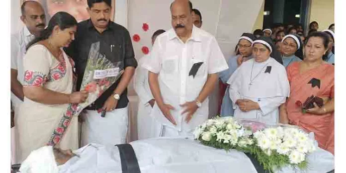 പ്രിയ കൂട്ടുകാരിയെ ഇടനെഞ്ചു പൊടിയും വേദനയോടെ യാത്രയാക്കി സഹപാഠികൾ പ്രിയ കൂട്ടുകാരിയെ ഇടനെഞ്ചു പൊടിയും വേദനയോടെ യാത്രയാക്കി സഹപാഠികൾ