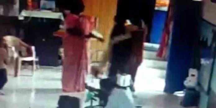 കറ്റോട് സ്കൂളില് ടീച്ചര് ആയയെ മര്ദ്ദിച്ചു ; ദൃശ്യങ്ങള് പുറത്ത് കറ്റോട് സ്കൂളില് ടീച്ചര് ആയയെ മര്ദ്ദിച്ചു ; ദൃശ്യങ്ങള് പുറത്ത്