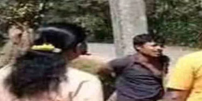 കർണ്ണാടകയിൽ ബീഫ് കൈവശം വെച്ചെന്നാരോപിച്ച് അസമീസ് യുവാവിനെ തൂണിൽ കെട്ടിയിട്ട് മർദ്ദിച്ചു കർണ്ണാടകയിൽ ബീഫ് കൈവശം വെച്ചെന്നാരോപിച്ച് അസമീസ് യുവാവിനെ തൂണിൽ കെട്ടിയിട്ട് മർദ്ദിച്ചു