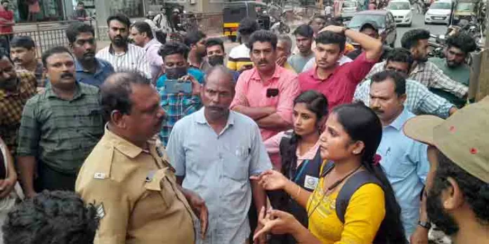 കോന്നിയിൽ സ്വകാര്യ ബസ്സിലെ ജീവനക്കാർ തമ്മിലടിച്ചു ; മൂന്ന് യാത്രക്കാർക്ക് മർദനമേറ്റു കോന്നിയിൽ സ്വകാര്യ ബസ്സിലെ ജീവനക്കാർ തമ്മിലടിച്ചു ; മൂന്ന് യാത്രക്കാർക്ക് മർദനമേറ്റു