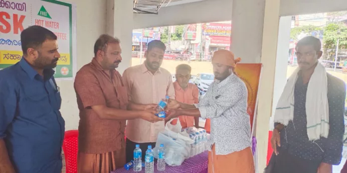 കരുനാഗപ്പള്ളി എംഎൽഎ സി.ആർ മഹേഷും കെപിസിസി ജനറൽ സെക്രട്ടറി കെപി ശ്രീകുമാറും ഹെൽപ്പ് ഡെസ്ക്ക് സന്ദർശിച്ചു കരുനാഗപ്പള്ളി എംഎൽഎ സി.ആർ മഹേഷും കെപിസിസി ജനറൽ സെക്രട്ടറി കെപി ശ്രീകുമാറും ഹെൽപ്പ് ഡെസ്ക്ക് സന്ദർശിച്ചു
