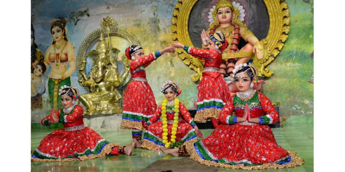 അയ്യന് മാളികപ്പുറങ്ങളുടെ നൃത്ത നിവേദ്യം അയ്യന് മാളികപ്പുറങ്ങളുടെ നൃത്ത നിവേദ്യം