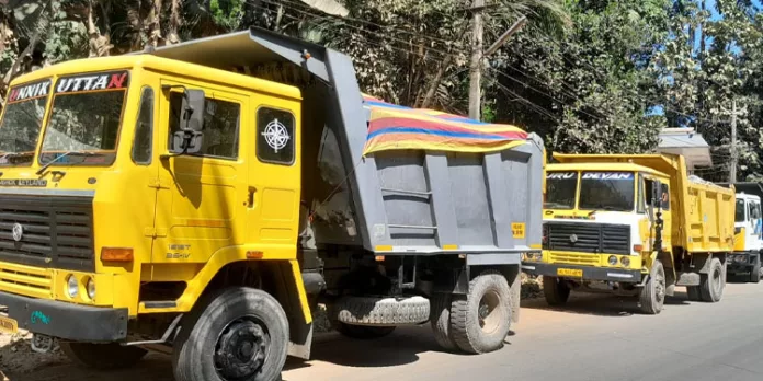 അമിത ഭാരം കയറ്റി യാത്രചെയ്ത ടിപ്പർ ലോറികൾ വിജിലൻസ് പിടിച്ചെടുത്തു അമിത ഭാരം കയറ്റി യാത്രചെയ്ത ടിപ്പർ ലോറികൾ വിജിലൻസ് പിടിച്ചെടുത്തു