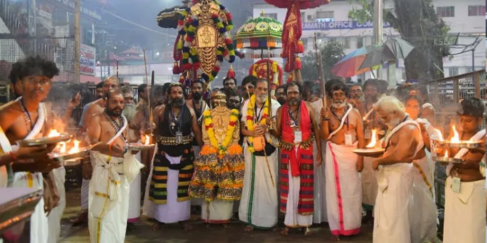 പതിനെട്ടുപടികളെയും സാക്ഷിയാക്കി ആലങ്ങാട് യോഗത്തിന്റെ കര്പ്പൂര താലം എഴുന്നള്ളത്ത് പതിനെട്ടുപടികളെയും സാക്ഷിയാക്കി ആലങ്ങാട് യോഗത്തിന്റെ കര്പ്പൂര താലം എഴുന്നള്ളത്ത്