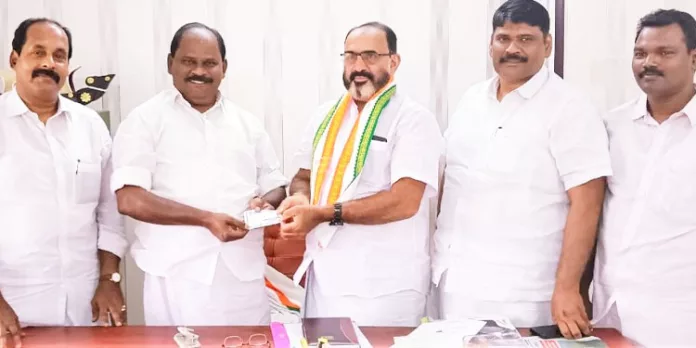സി.പി.എമ്മില് നിന്നും രാജിവെച്ച ബാബു കണ്ണാട്ടിപ്പുഴയും മുപ്പത് സഹപ്രവര്ത്തകരും കോണ്ഗ്രസില് ചേര്ന്നു സി.പി.എമ്മില് നിന്നും രാജിവെച്ച ബാബു കണ്ണാട്ടിപ്പുഴയും മുപ്പത് സഹപ്രവര്ത്തകരും കോണ്ഗ്രസില് ചേര്ന്നു