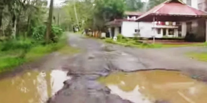 ജണ്ടായ്ക്കൽ ബംഗ്ലാംകടവ് വടശ്ശേരിക്കര റോഡ് പൊട്ടിപ്പൊളിഞ്ഞിട്ട് ഒരു വർഷം ; തിരിഞ്ഞു നോക്കാതെ അധികൃതർ ജണ്ടായ്ക്കൽ ബംഗ്ലാംകടവ് വടശ്ശേരിക്കര റോഡ് പൊട്ടിപ്പൊളിഞ്ഞിട്ട് ഒരു വർഷം ; തിരിഞ്ഞു നോക്കാതെ അധികൃതർ