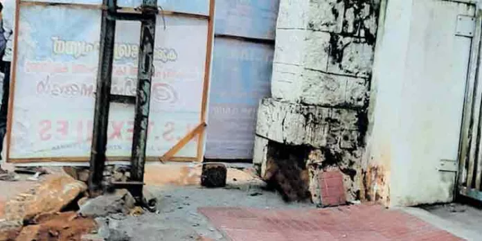 സംസ്ഥാനപാതയുടെ നടപ്പാതകൾ കയ്യേറി പരസ്യ ബോർഡുകൾ ; കാൽനടയാത്രക്കാർക്ക് പ്രയാസം സൃഷ്ടിക്കുന്നതായി പരാതി സംസ്ഥാനപാതയുടെ നടപ്പാതകൾ കയ്യേറി പരസ്യ ബോർഡുകൾ ; കാൽനടയാത്രക്കാർക്ക് പ്രയാസം സൃഷ്ടിക്കുന്നതായി പരാതി