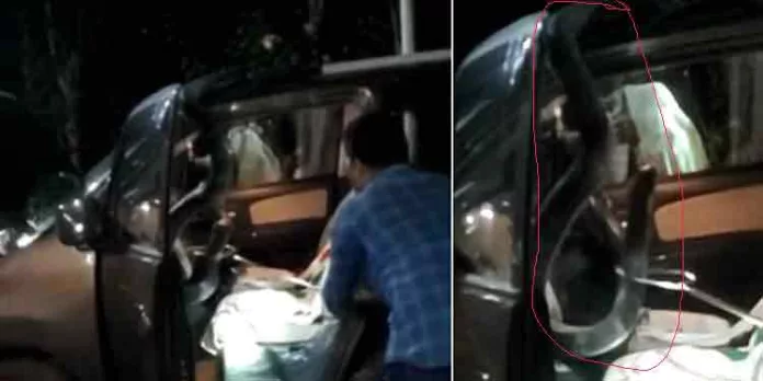 വീട്ടുമുറ്റത്ത് നിർത്തിയിട്ടിരുന്ന കാറിനുള്ളിൽ കയറിയ രാജവെമ്പാലയെ പിടികൂടി വീട്ടുമുറ്റത്ത് നിർത്തിയിട്ടിരുന്ന കാറിനുള്ളിൽ കയറിയ രാജവെമ്പാലയെ പിടികൂടി