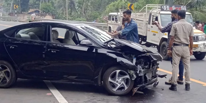 പുനലൂര്-മൂവാറ്റുപുഴ സംസ്ഥാന പാതയിൽ കാർ തിട്ടയിൽ ഇടിച്ച് അപകടം പുനലൂര്-മൂവാറ്റുപുഴ സംസ്ഥാന പാതയിൽ കാർ തിട്ടയിൽ ഇടിച്ച് അപകടം