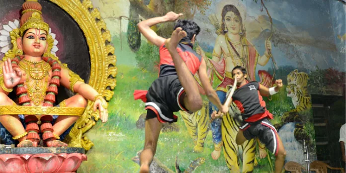 സന്നിധാനത്ത് അരങ്ങ് കീഴടക്കി അഭ്യാസികള് സന്നിധാനത്ത് അരങ്ങ് കീഴടക്കി അഭ്യാസികള്