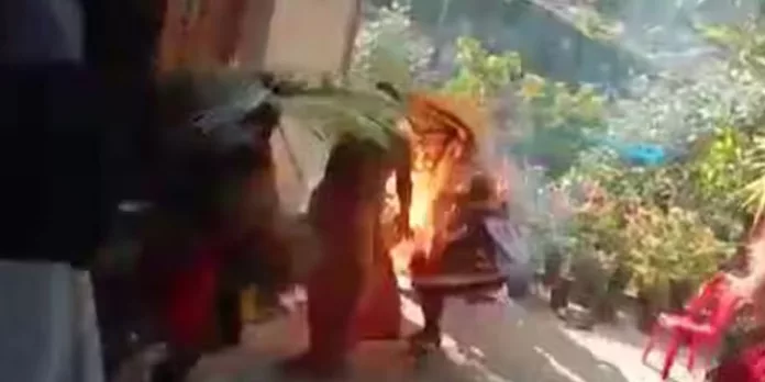 കരിങ്കാളി വേഷം കെട്ടിയാടുന്നതിനിടെ നിലവിളക്കിൽ നിന്ന് തീപടർന്നു കരിങ്കാളി വേഷം കെട്ടിയാടുന്നതിനിടെ നിലവിളക്കിൽ നിന്ന് തീപടർന്നു