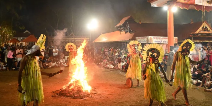 ആടി തിമിർത്തു പഞ്ചകോലങ്ങൾ ; ഇന്ന് കുളത്തൂർ കരയുടെ അടവി ആടി തിമിർത്തു പഞ്ചകോലങ്ങൾ ; ഇന്ന് കുളത്തൂർ കരയുടെ അടവി