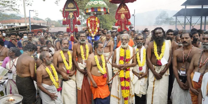 ഭക്തിയുടെ നിറവില് അമ്പലപ്പുഴ സംഘക്കാരുടെ ശീവേലി ഭക്തിയുടെ നിറവില് അമ്പലപ്പുഴ സംഘക്കാരുടെ ശീവേലി