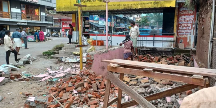 ഇട്ടിയപ്പാറ സ്വകാര്യ ബസ് സ്റ്റാന്റിലെ പോലീസ് എയ്ഡ് പോസ്റ്റിന്റെ നിർമാണം മുടങ്ങി ഇട്ടിയപ്പാറ സ്വകാര്യ ബസ് സ്റ്റാന്റിലെ പോലീസ് എയ്ഡ് പോസ്റ്റിന്റെ നിർമാണം മുടങ്ങി