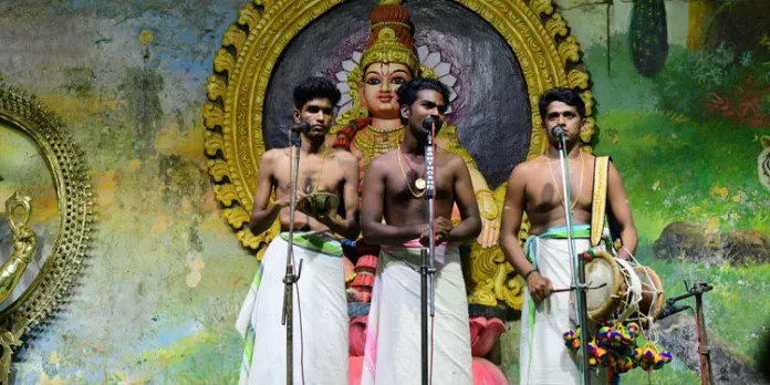 ശബരീശ സന്നിധിയില് ഭക്തി സാന്ദ്രമായി വൈക്കം ക്ഷേത്ര കലാപീഠത്തിന്റെ സോപാനസംഗീതം ശബരീശ സന്നിധിയില് ഭക്തി സാന്ദ്രമായി വൈക്കം ക്ഷേത്ര കലാപീഠത്തിന്റെ സോപാനസംഗീതം