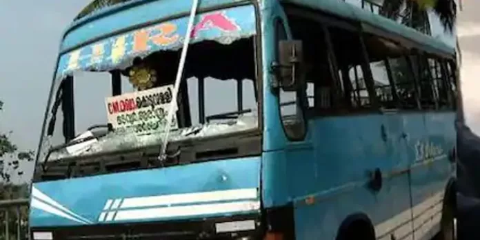 കോഴിക്കോട് സ്വകാര്യ ബസ്സിന് നേരെ ഓട്ടോ ഡ്രൈവർമാരുടെ അതിക്രമം കോഴിക്കോട് സ്വകാര്യ ബസ്സിന് നേരെ ഓട്ടോ ഡ്രൈവർമാരുടെ അതിക്രമം