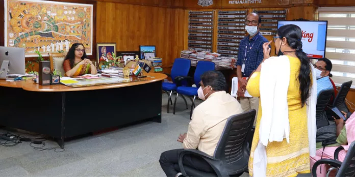 പക്ഷിപ്പനിബാധിത പ്രദേശത്തെ കോഴി ഉല്പ്പന്നങ്ങളും മുട്ടകളും വില്ക്കുന്ന കടകളും വിപണികളും അടച്ചിടണം : ജില്ലാ കളക്ടര് പക്ഷിപ്പനിബാധിത പ്രദേശത്തെ കോഴി ഉല്പ്പന്നങ്ങളും മുട്ടകളും വില്ക്കുന്ന കടകളും വിപണികളും അടച്ചിടണം : ജില്ലാ കളക്ടര്