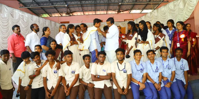 രക്ഷാപ്രവര്ത്തനം : വിദ്യാര്ഥികളെയും അധ്യാപകരേയും എംഎല്എ ആദരിച്ചു രക്ഷാപ്രവര്ത്തനം : വിദ്യാര്ഥികളെയും അധ്യാപകരേയും എംഎല്എ ആദരിച്ചു
