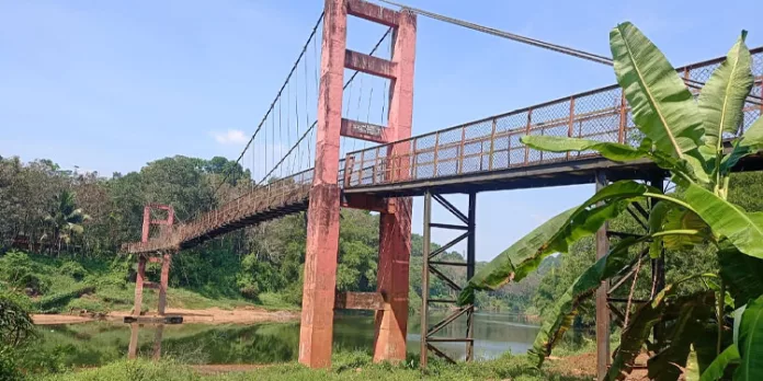 അപകട ഭീഷണി ഉയർത്തി തൂക്കുപാലം അപകട ഭീഷണി ഉയർത്തി തൂക്കുപാലം