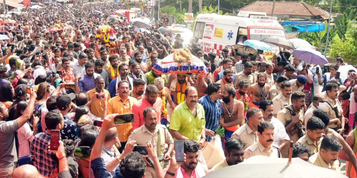തിരുവാഭരണ ഘോഷയാത്ര പന്തളത്തു നിന്നും പുറപ്പെട്ടു തിരുവാഭരണ ഘോഷയാത്ര പന്തളത്തു നിന്നും പുറപ്പെട്ടു