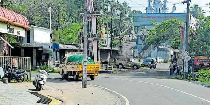 റോഡിലേക്ക് തള്ളിനിൽക്കുന്ന വൈദ്യുതിത്തൂണുകൾ ; യാത്രക്കാര് ദുരിതത്തില് റോഡിലേക്ക് തള്ളിനിൽക്കുന്ന വൈദ്യുതിത്തൂണുകൾ ; യാത്രക്കാര് ദുരിതത്തില്