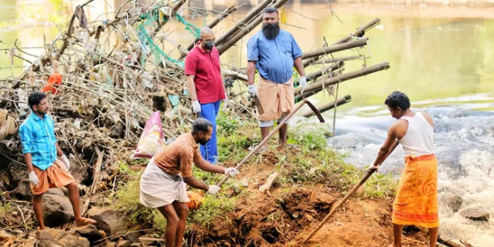 കൈപ്പട്ടൂർ പാലത്തിന്റെ അടിയിൽ അടിഞ്ഞു കിടന്ന മാലിന്യകൂമ്പാരം നീക്കി ക്ലബ് അംഗങ്ങൾ മാതൃകയായി കൈപ്പട്ടൂർ പാലത്തിന്റെ അടിയിൽ അടിഞ്ഞു കിടന്ന മാലിന്യകൂമ്പാരം നീക്കി ക്ലബ് അംഗങ്ങൾ മാതൃകയായി