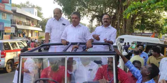 മന്ത്രി സജി ചെറിയാന്റെ മന്ത്രി സഭ പുനപ്രവേശനത്തിന്റെ ആഹ്ളാദത്തില് നാടൊന്നാകെ ഒഴുകിയെത്തി മന്ത്രി സജി ചെറിയാന്റെ മന്ത്രി സഭ പുനപ്രവേശനത്തിന്റെ ആഹ്ളാദത്തില് നാടൊന്നാകെ ഒഴുകിയെത്തി