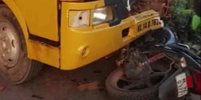 സ്കൂൾ ബസ് സ്കൂട്ടറിൽ ഇടിച്ച് രണ്ടുപേർ മരിച്ചു സ്കൂൾ ബസ് സ്കൂട്ടറിൽ ഇടിച്ച് രണ്ടുപേർ മരിച്ചു