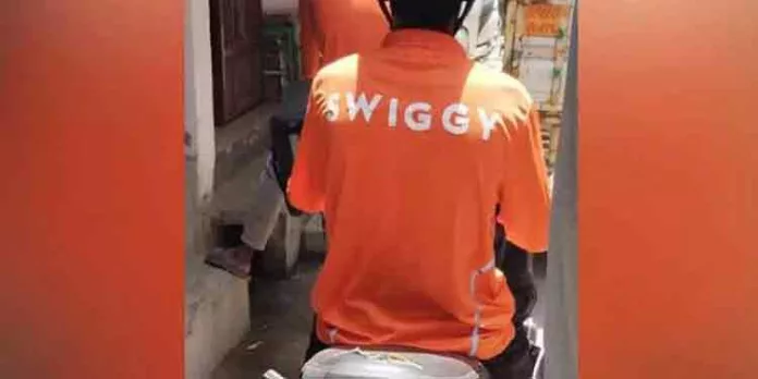 നായയെ പേടിച്ച് ഓടി ; ഫ്ളാറ്റിന്റെ മൂന്നാം നിലയിൽ നിന്ന് വീണ് സ്വിഗ്ഗി ജീവനക്കാരന് ദാരുണാന്ത്യം നായയെ പേടിച്ച് ഓടി ; ഫ്ളാറ്റിന്റെ മൂന്നാം നിലയിൽ നിന്ന് വീണ് സ്വിഗ്ഗി ജീവനക്കാരന് ദാരുണാന്ത്യം