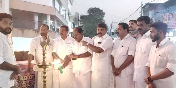 മകരവിളക്ക് ; മാനവസൗഹൃദ ദീപം കൊളുത്തി യൂത്ത് കോൺഗ്രസ് മകരവിളക്ക് ; മാനവസൗഹൃദ ദീപം കൊളുത്തി യൂത്ത് കോൺഗ്രസ്