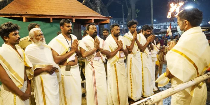 സന്നിധാനത്ത് നായാട്ടു വിളിയും വിളക്കെഴുന്നള്ളിപ്പും നടന്നു സന്നിധാനത്ത് നായാട്ടു വിളിയും വിളക്കെഴുന്നള്ളിപ്പും നടന്നു