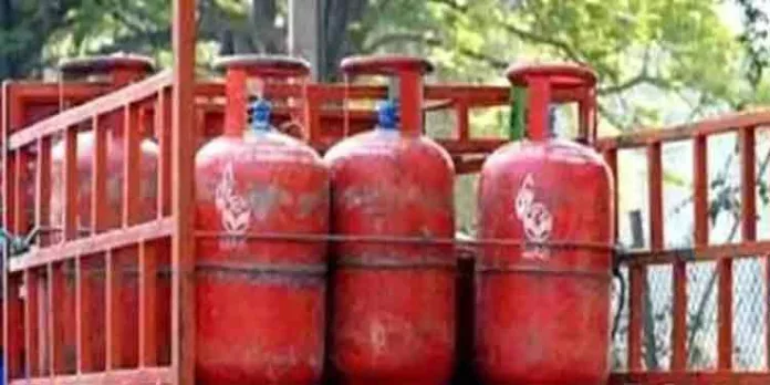 എൽപിജി സിലിണ്ടറിന് വില വർധന ; കേന്ദ്ര സർക്കാരിനെതിരെ രൂക്ഷ വിമർശനവുമായി കോൺഗ്രസ് രംഗത്ത് എൽപിജി സിലിണ്ടറിന് വില വർധന ; കേന്ദ്ര സർക്കാരിനെതിരെ രൂക്ഷ വിമർശനവുമായി കോൺഗ്രസ് രംഗത്ത്