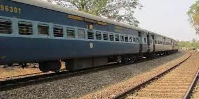 ട്രെയിനിൽ നിന്ന് പാളത്തിനരികിലേക്ക് തെറിച്ച് വീണ് യുവാവ് ട്രെയിനിൽ നിന്ന് പാളത്തിനരികിലേക്ക് തെറിച്ച് വീണ് യുവാവ്