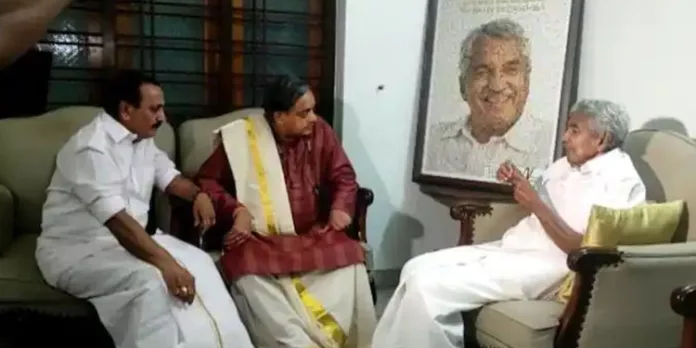 ഉമ്മന്ചാണ്ടിയുമായി കൂടിക്കാഴ്ച നടത്തി ശശി തരൂര് ഉമ്മന്ചാണ്ടിയുമായി കൂടിക്കാഴ്ച നടത്തി ശശി തരൂര്