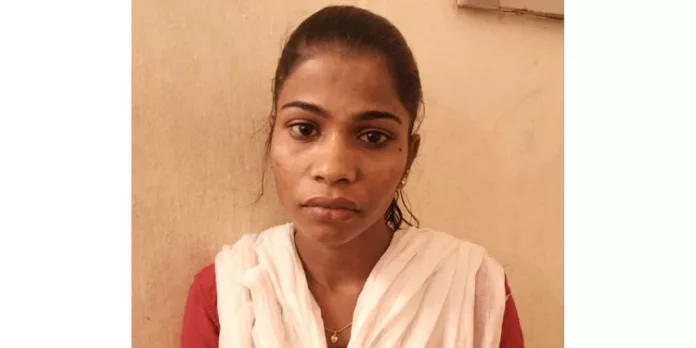 ബസ്സിനുള്ളിൽ വയോധികയുടെ മാല പൊട്ടിച്ചെടുത്ത നാടോടി സ്ത്രീയെ പിടികൂടി ബസ്സിനുള്ളിൽ വയോധികയുടെ മാല പൊട്ടിച്ചെടുത്ത നാടോടി സ്ത്രീയെ പിടികൂടി