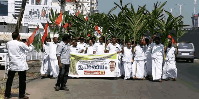 ഏലക്ക വില ഇടിഞ്ഞു ; കൊച്ചിയിൽ കർഷകർ സ്പൈസസ് ബോർഡ് ഓഫീസ് ഉപരോധിച്ചു ഏലക്ക വില ഇടിഞ്ഞു ; കൊച്ചിയിൽ കർഷകർ സ്പൈസസ് ബോർഡ് ഓഫീസ് ഉപരോധിച്ചു