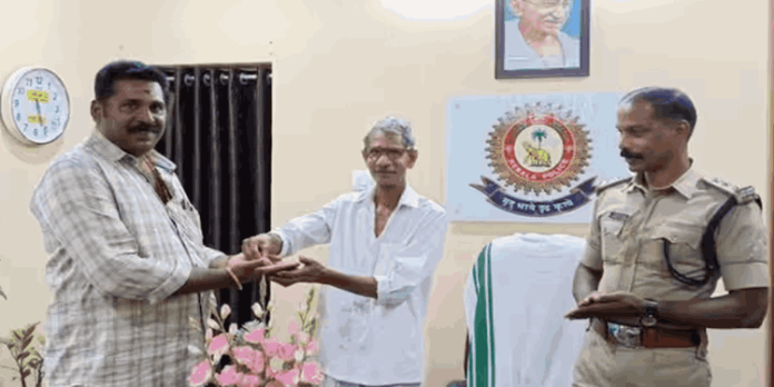 ക്ഷേത്രപരിസരത്തുനിന്ന് കിട്ടിയ സ്വർണ്ണ മോതിരം ഉടമയ്ക്ക് തിരികെ നൽകി ജ്വല്ലറി ജീവനക്കാരൻ ക്ഷേത്രപരിസരത്തുനിന്ന് കിട്ടിയ സ്വർണ്ണ മോതിരം ഉടമയ്ക്ക് തിരികെ നൽകി ജ്വല്ലറി ജീവനക്കാരൻ